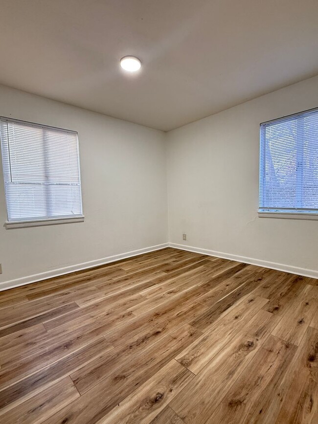 Building Photo - Beautiful Fully Remodeled 3-Bedroom, 1-Bat...