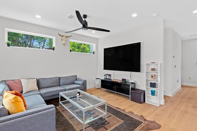 Foto del edificio - 1023 E 45th St