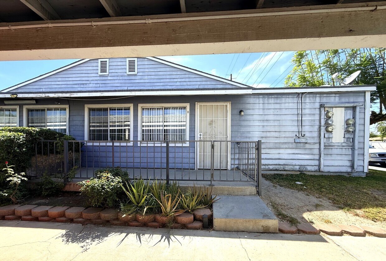 Primary Photo - AVAILBLE NOW!! 2 Bed / 1 Bath Apartment in...
