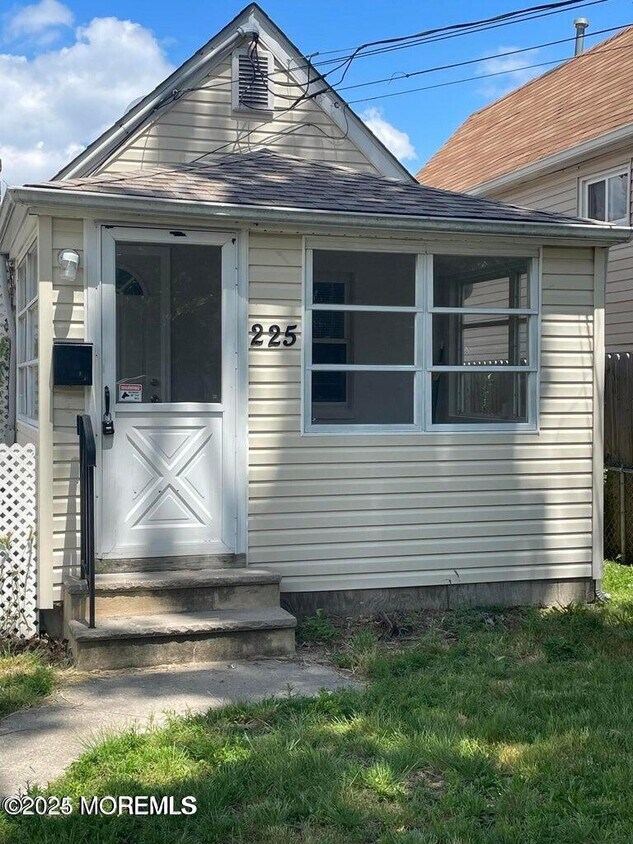 Foto principal - 225-227-227 Seeley Ave