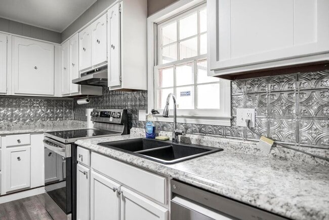 Building Photo - 609 Forest Lake Dr