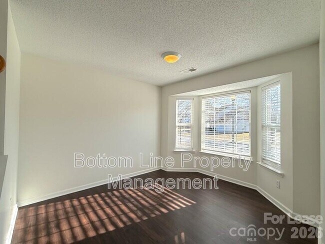 Foto del edificio - 8821 Cameron Spring Rd