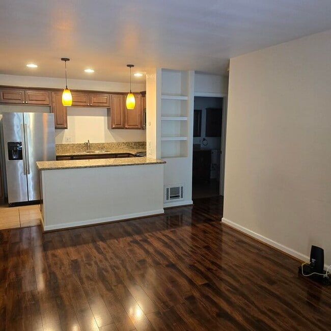 Building Photo - Welcome to this charming 1-bedroom, 1-bath...