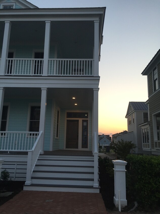 4860 E Beach Dr Unit Main House, Norfolk, VA 23518 Apartments in