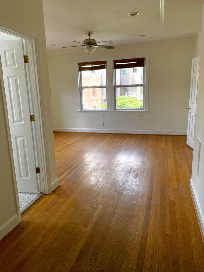 Entry looking west to living room - 803 7th St NE