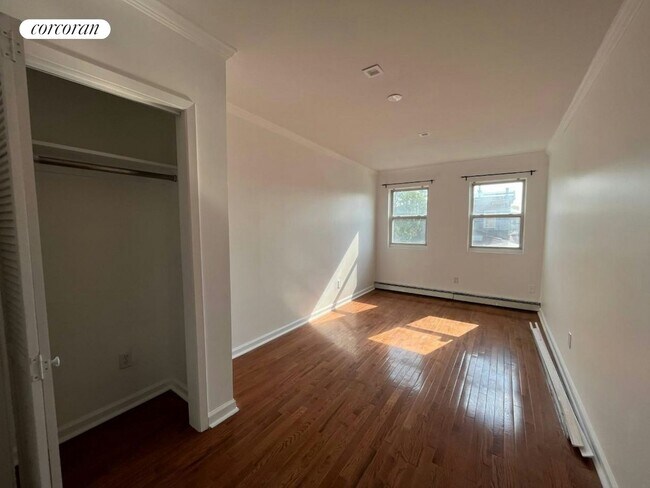 Foto del edificio - 688 Jerome St