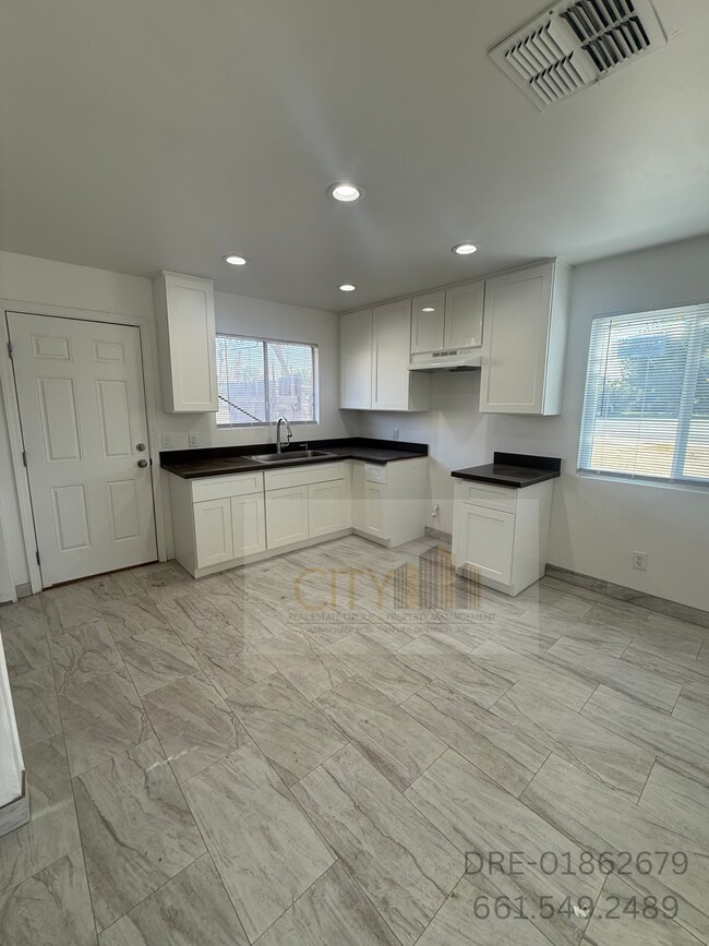 Building Photo - 316 S Oswell St