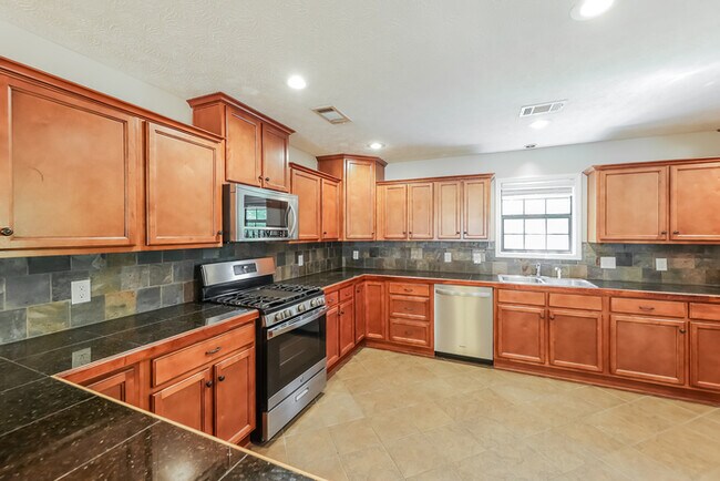 Building Photo - Gorgeous 3 Bedroom Home with Covered Patio...