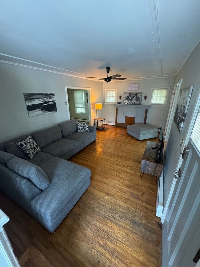 Foto del edificio - Beautiful 3- Bedroom Home for Rent- Univer...