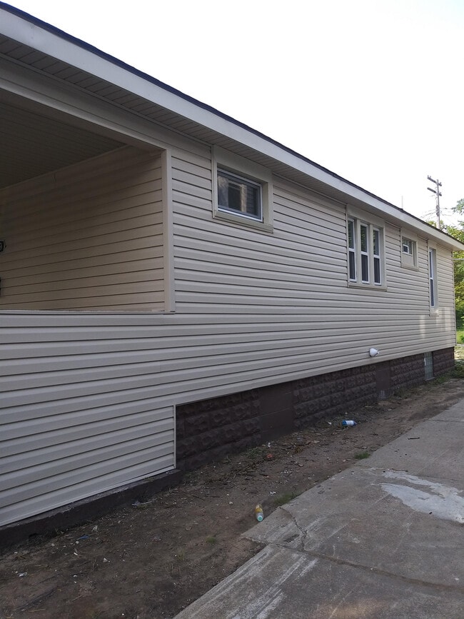 Building Photo - 3009 Hurlbut St