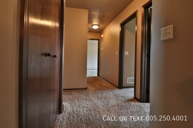 Building Photo - Superb 3 Bedroom Townhome with Club House ...