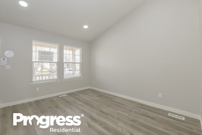Foto del edificio - 7876 N Cedar Crst Dr