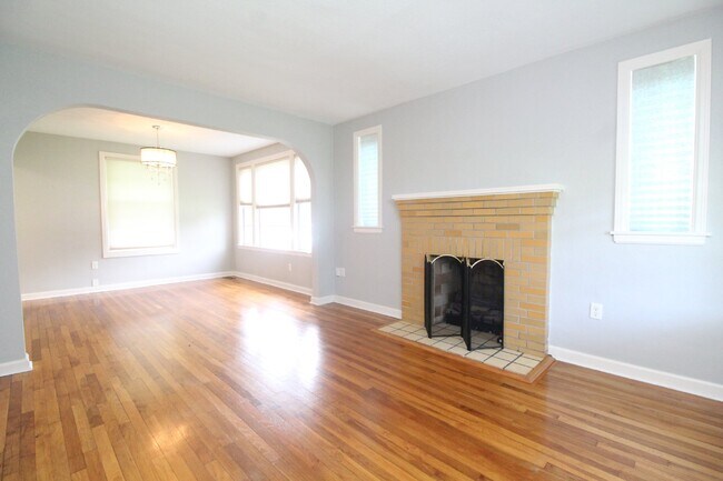 Building Photo - Charming East Hill 3BR Cottage – Hardwood Floors Throughout, Granite Kitchen with Gas Stove, Bric...