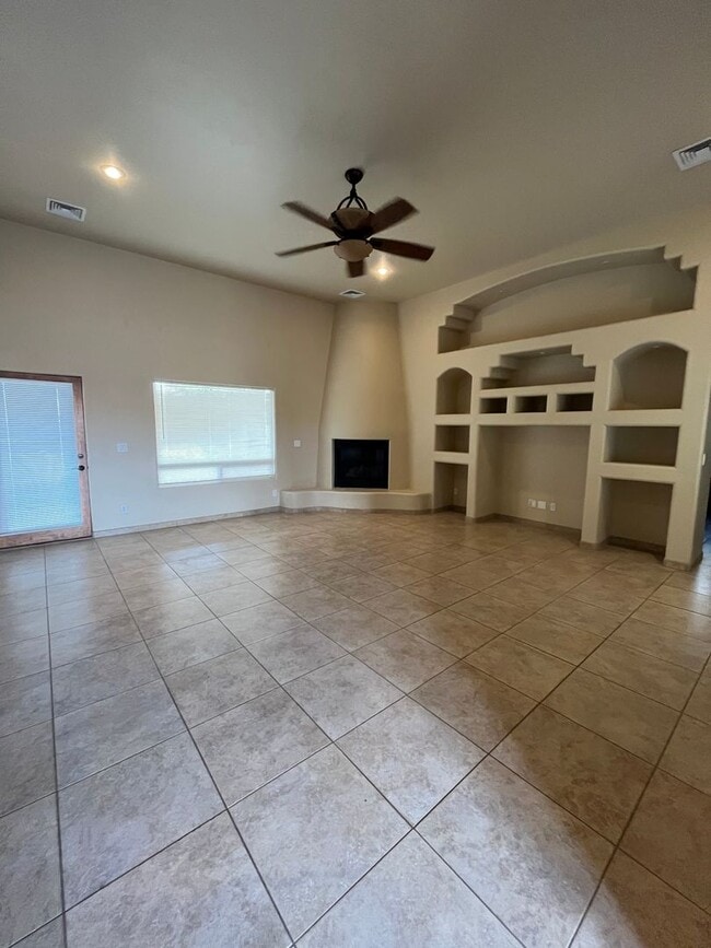 Building Photo - Beautiful 3 Bedroom Home! Available Now!