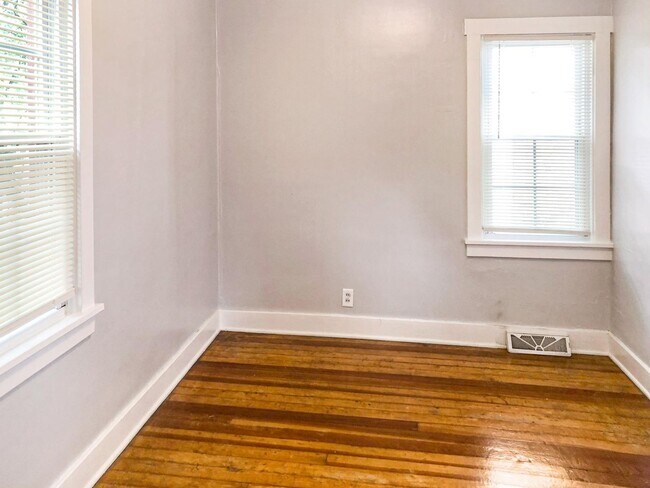 Foto del edificio - Garage Galore: 2 Bed, 1 Bath Comedy Central!