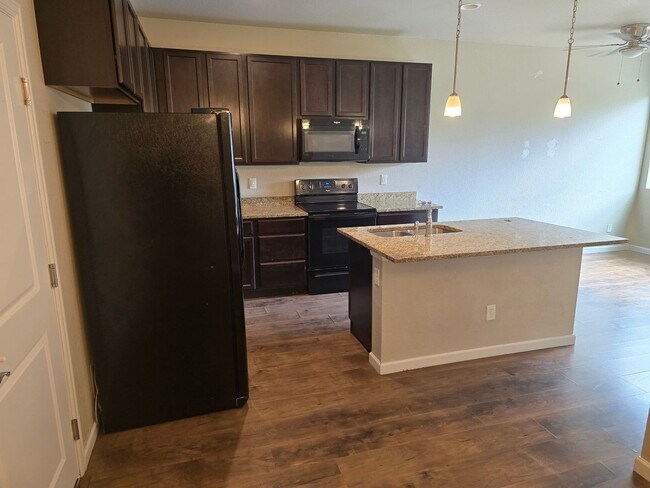 Building Photo - Townhome with great access to shopping, restauraunts and more!