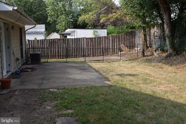 Foto del edificio - 4405 Manor Hall Ln