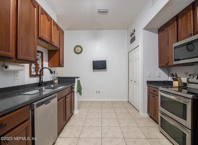 Foto del edificio - 7032 Deer Lodge Cir