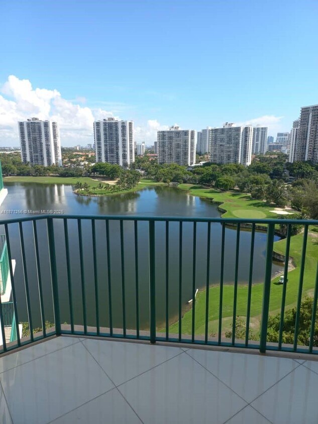 Foto principal - 20000 E Country Club Dr