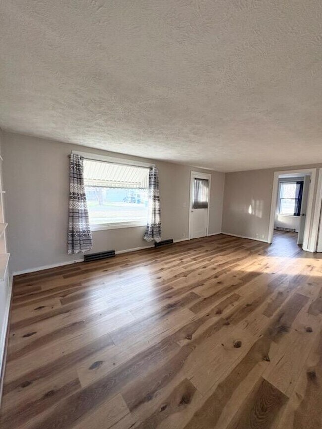 Foto del edificio - 3 Bedroom House With Large Yard!