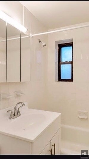 Building Photo - No Fee Studio in Bayside