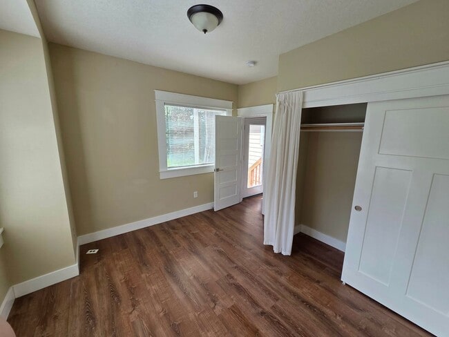 Building Photo - 5 Bedroom Home Corner Lot in N Portland
