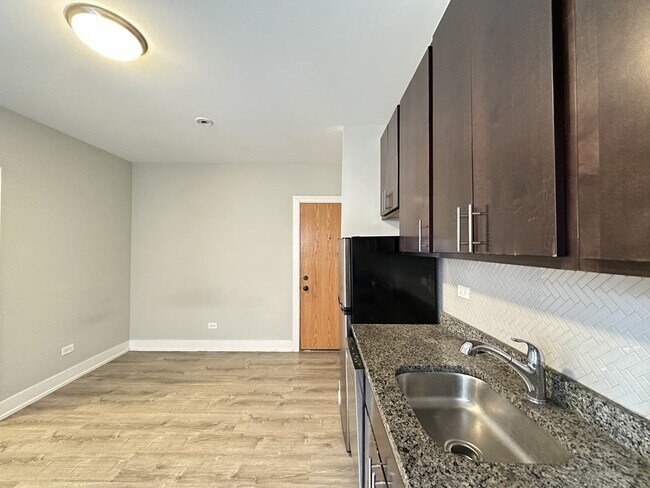 Building Photo - 434.5 W Belden Ave