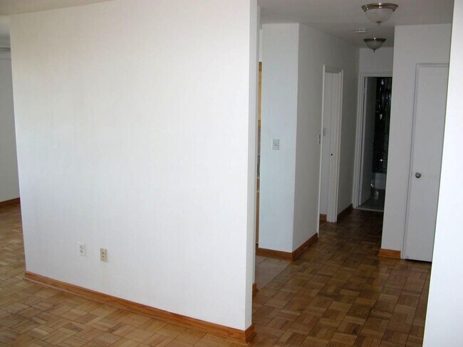 Building Photo - 11820 Edgewater Dr