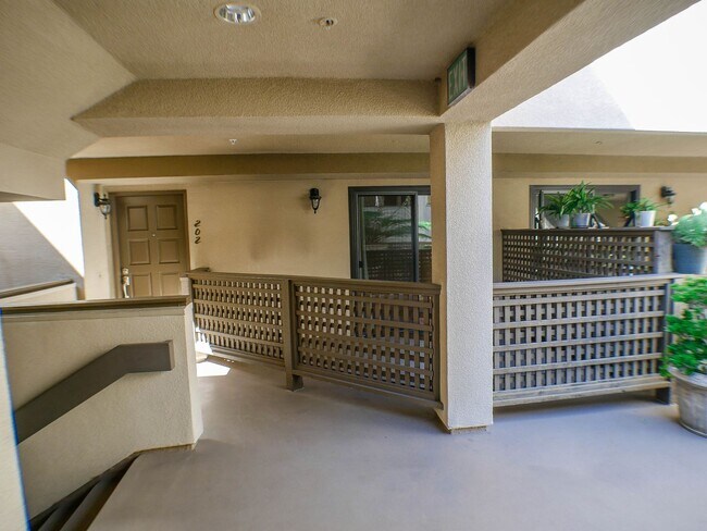 Foto del edificio - 2BD/2BA Dual Master Condo of secured building in highly sought after Boutique Bella Capri building.