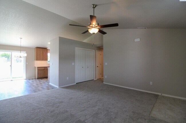 Building Photo - 3 Bed/2 Bath Rambler in Pasco