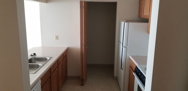 Building Photo - Park Manor 302