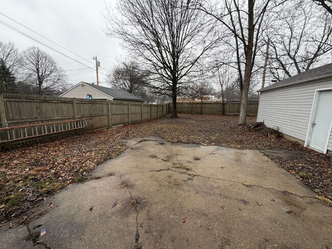 Foto del edificio - Charming 3-Bedroom Home in Cuyahoga Falls with Flexible Living Space & Fenced Yard!