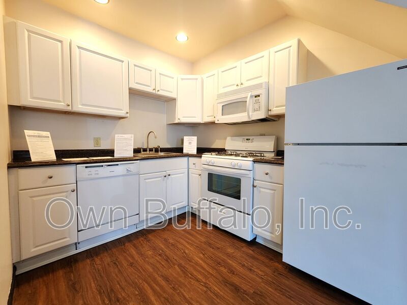 Primary Photo - 444 Parkdale Ave