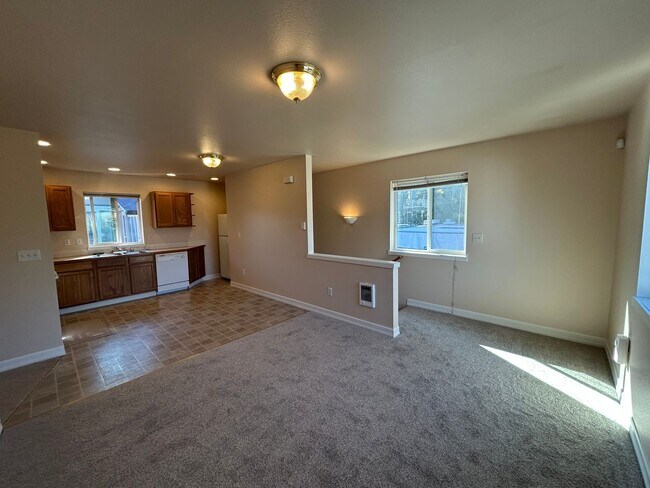 Foto del edificio - Brand New 2 Bd 1 Ba, 2 Gar Garage in the h...