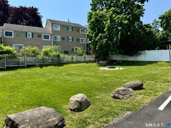 Foto del edificio - 115 Flax Hill Rd
