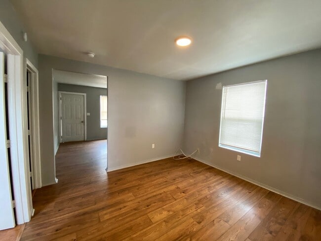 Building Photo - 2 Bed 1 Bath Now Available