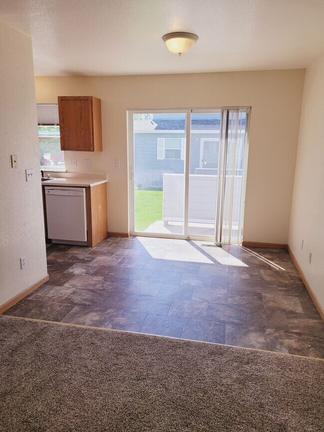 Foto del edificio - Spacious Town Home