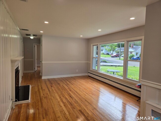 Foto del edificio - 73 Crestwood Dr