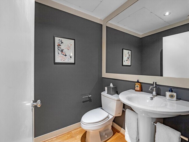 Building Photo - 2520 Robinhood St