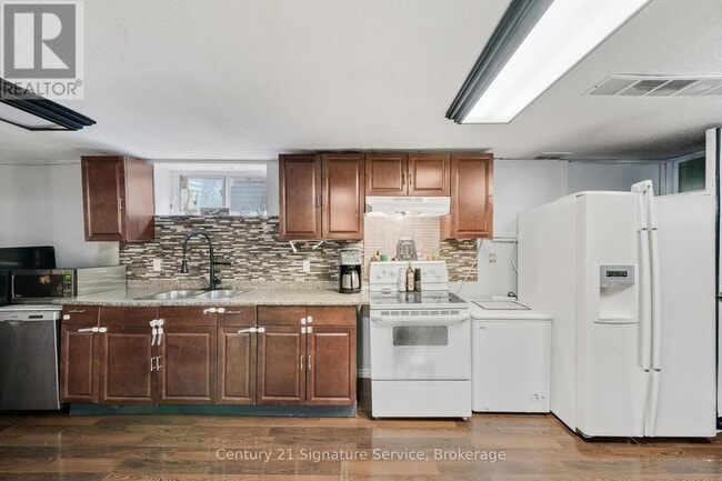 Building Photo - 144 Voltarie Cres