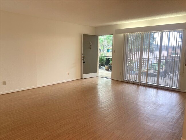 Building Photo - 3809 N Braeswood Blvd