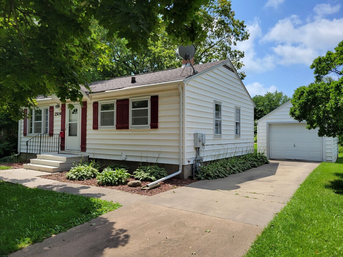 Primary Photo - 2509 Tremont St
