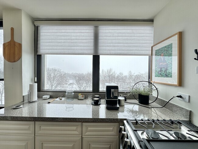 Foto del edificio - 6701 S Crandon Ave