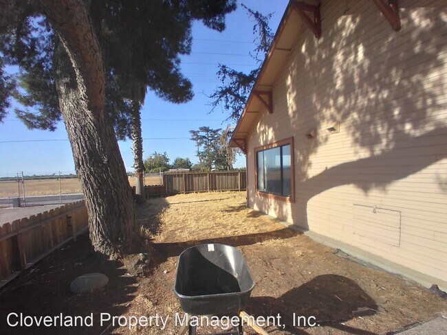 Building Photo - 4 br, 3 bath House - 8016 N. Winton Way