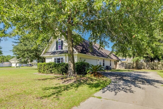 Building Photo - Spacious 3 Bed, 2 Bath Home with Large Bon...