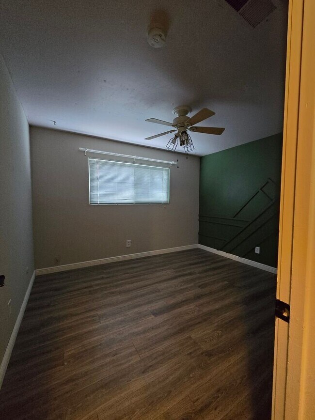 Foto del edificio - 3 BR 2 BA with pool Available now