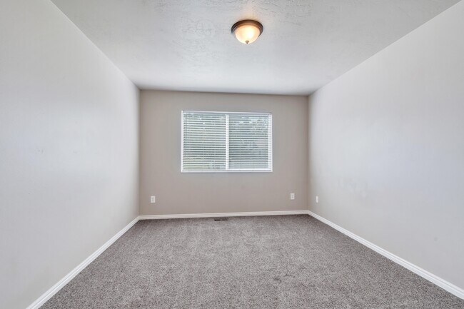 Building Photo - 3276 Sparrowhawk Cir