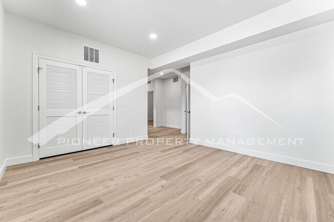 Building Photo - Charming Condo with Central AC and Washer/...