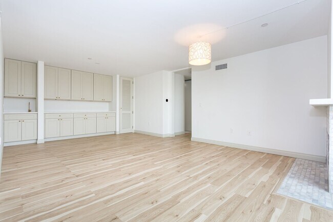 Building Photo - Trendy Hillcrest Condo
