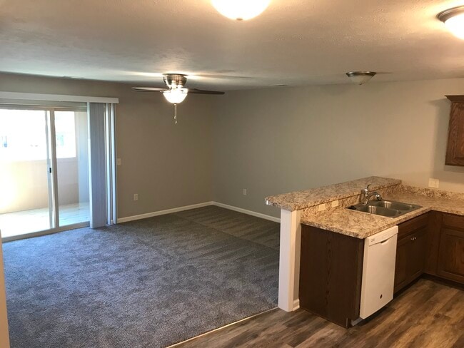 Foto del edificio - 1617 E Military Ave